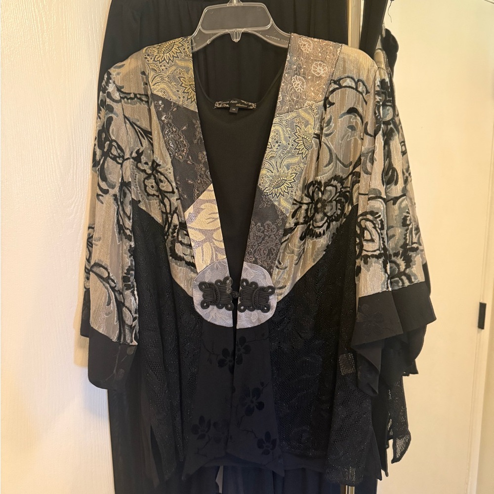 Stylish Black and Beige Floral Kimono